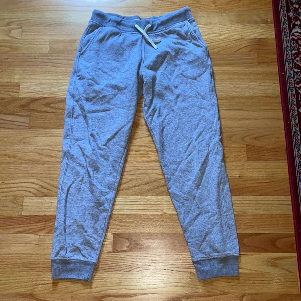 Women’s gray joggers with pockets and drawstring